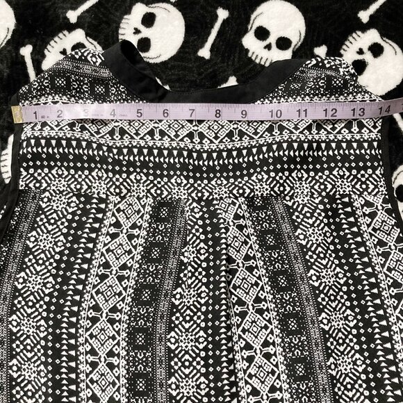 NORTHERN REFLECTIONS Black white sleeveless geometric tank top MEDIUM goth shirt - Picture 12 of 15